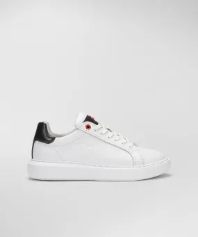 Sneaker in pelle con logo goffrato